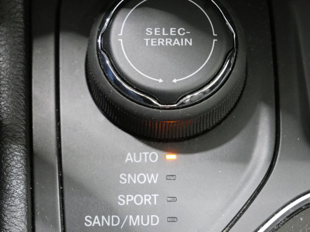 Used 2020 Jeep Cherokee Limited AWD/4WD image 22