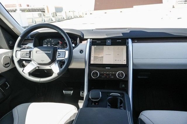 Certified 2025 Land Rover Discovery Dynamic SE AWD/4WD image 14