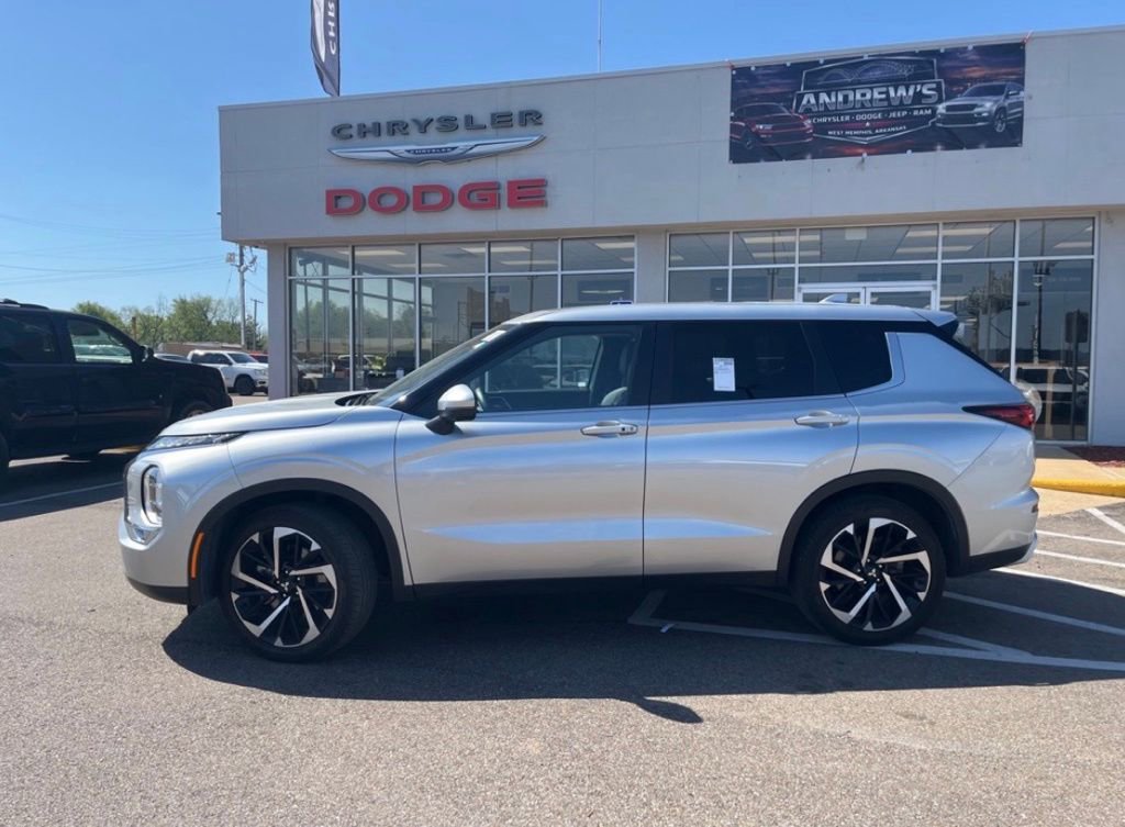 Used 2024 Mitsubishi Outlander SE image 3