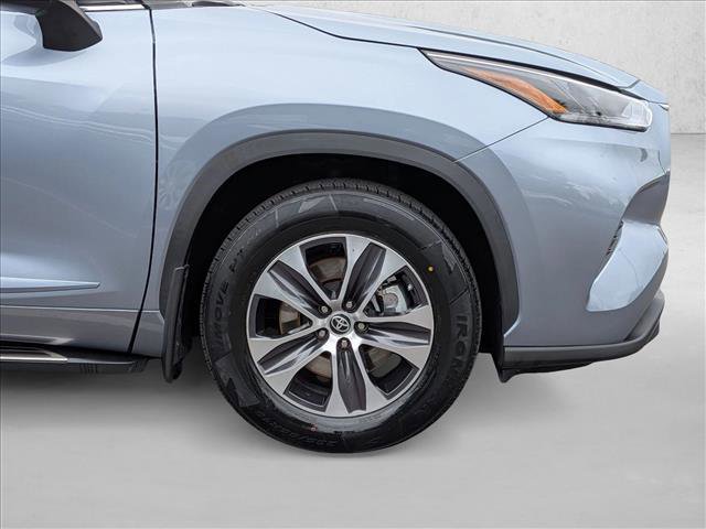 Used 2022 Toyota Highlander XLE AWD/4WD image 25