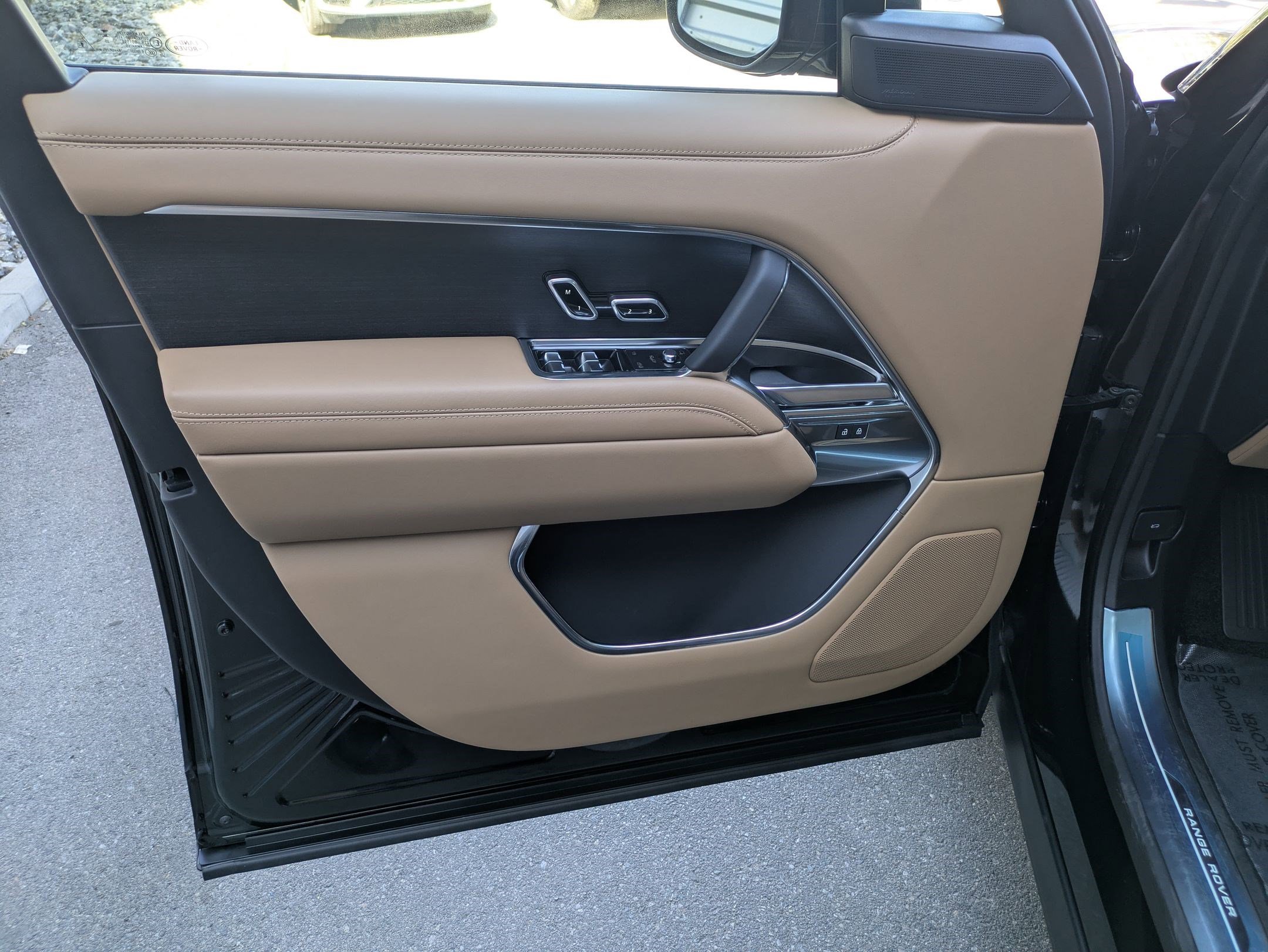 New 2025 Land Rover Range Rover Long Wheelbase SE image 9