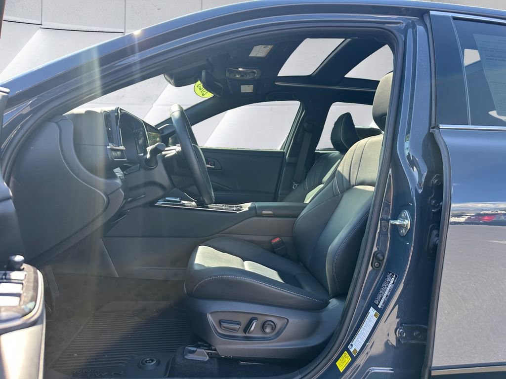 Used 2025 Toyota Crown Limited w/ Advanced Technology Package image 7