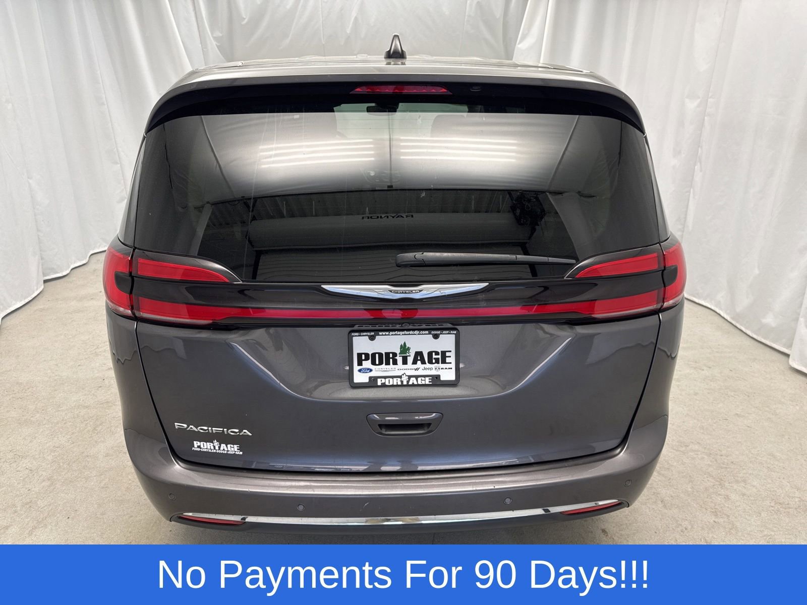 Used 2023 Chrysler Pacifica Touring-L FWD image 4