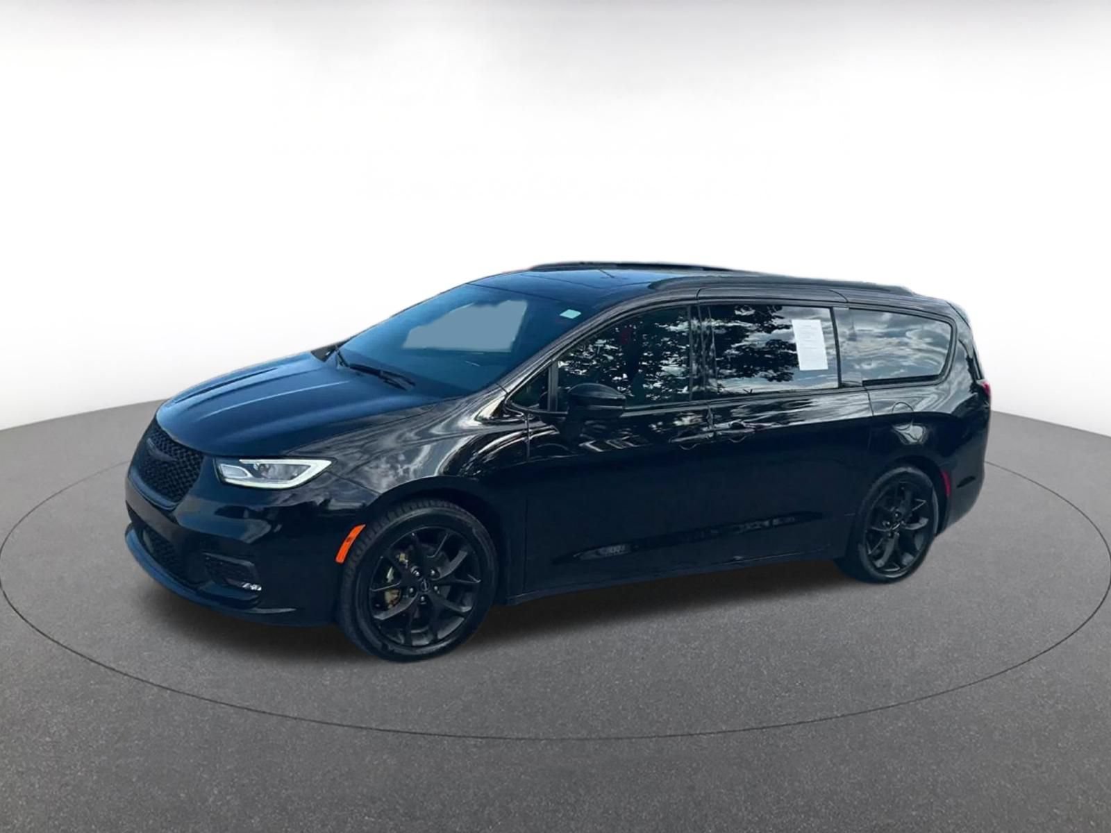 Used 2025 Chrysler Pacifica Limited FWD image 7