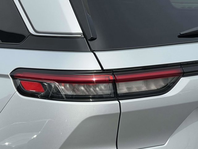 Certified 2023 Jeep Grand Cherokee Limited w/ Luxury Tech Group II image 8