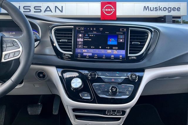 Used 2024 Chrysler Pacifica Touring-L image 9