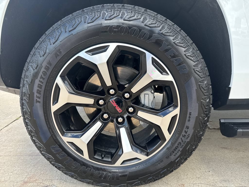 Certified 2025 GMC Yukon XL AT4 w/ AT4 Premium Package AWD/4WD image 11