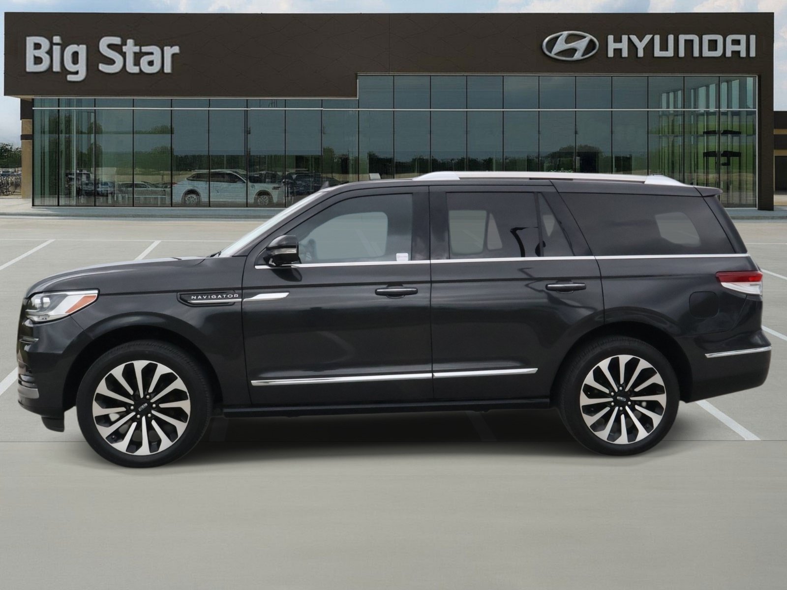 Used 2023 Lincoln Navigator Reserve RWD image 2
