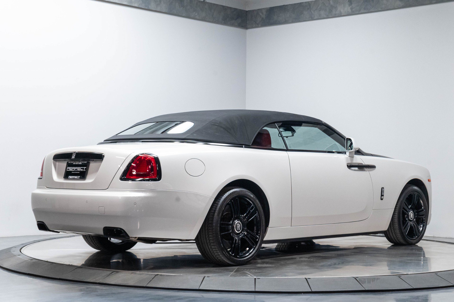 Used 2017 Rolls-Royce Dawn RWD image 32