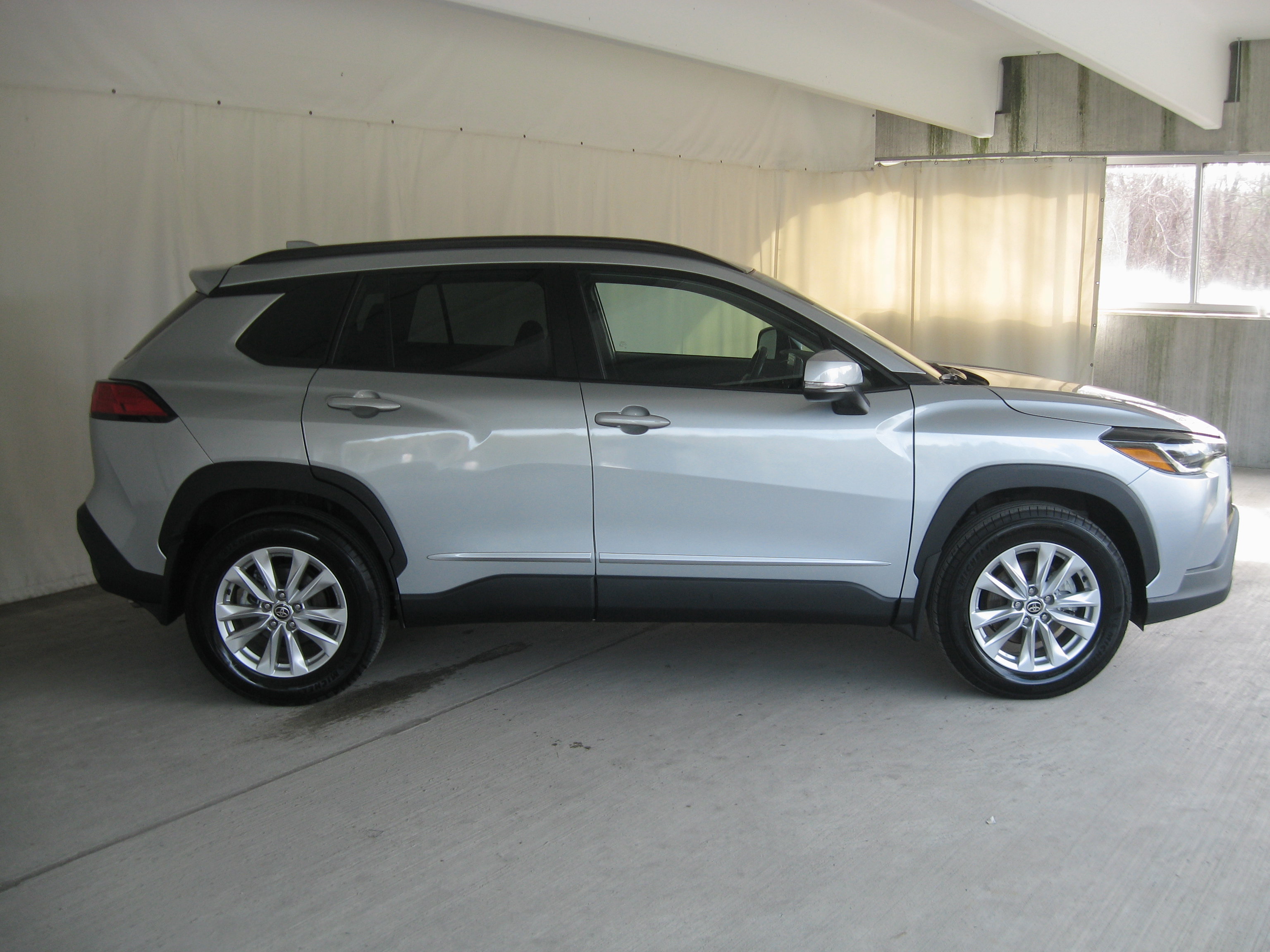 Certified 2022 Toyota Corolla Cross LE w/ Moonroof Package AWD/4WD image 6