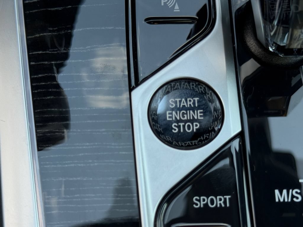 Used 2022 BMW X7 xDrive40i w/ M Sport Package AWD/4WD image 30