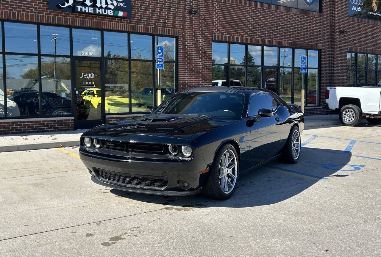 Used 2016 Dodge Challenger R/T image 2