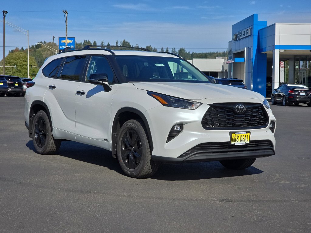 New 2025 Toyota Highlander XLE image 2