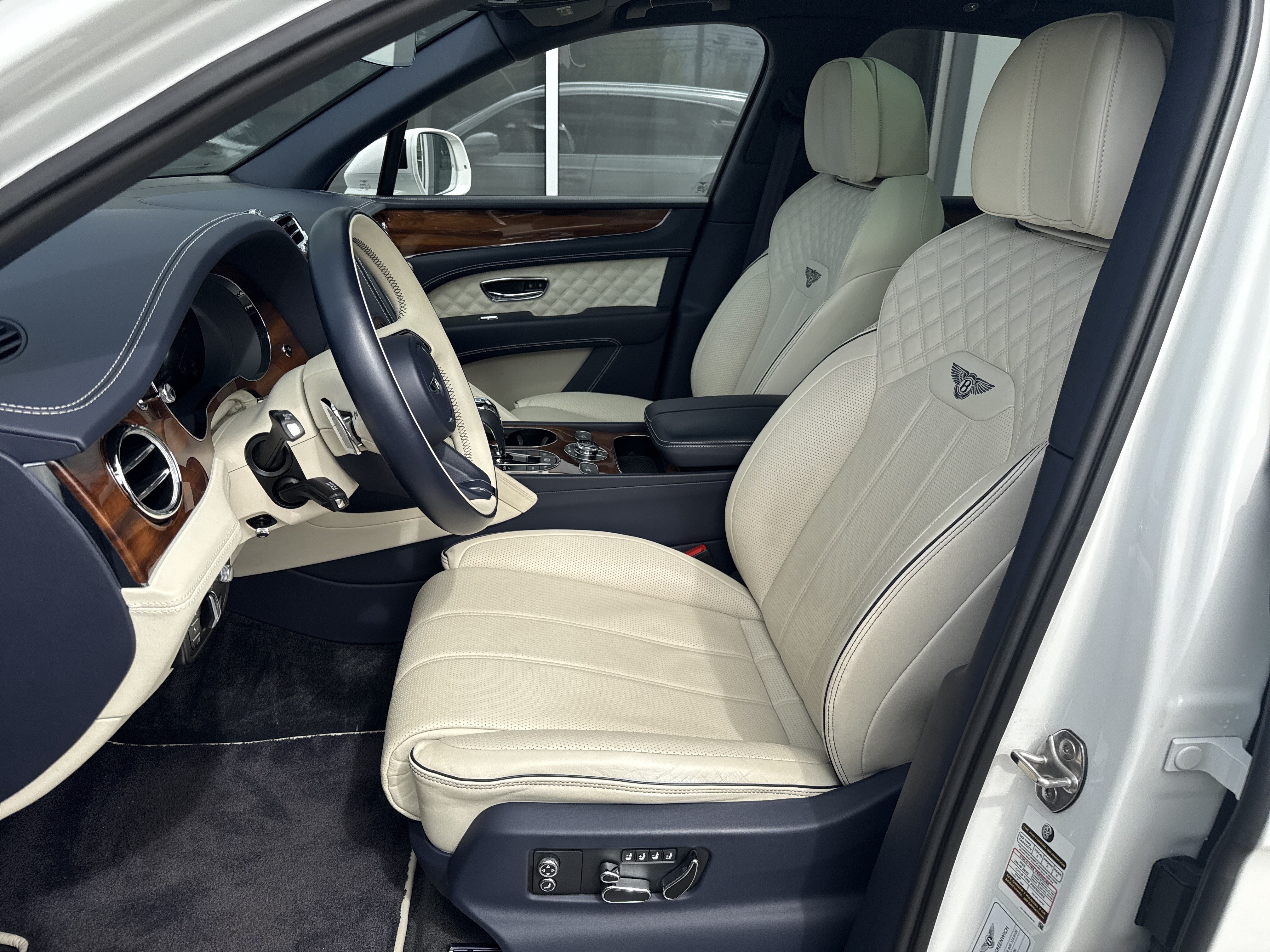 Used 2022 Bentley Bentayga AWD/4WD image 15