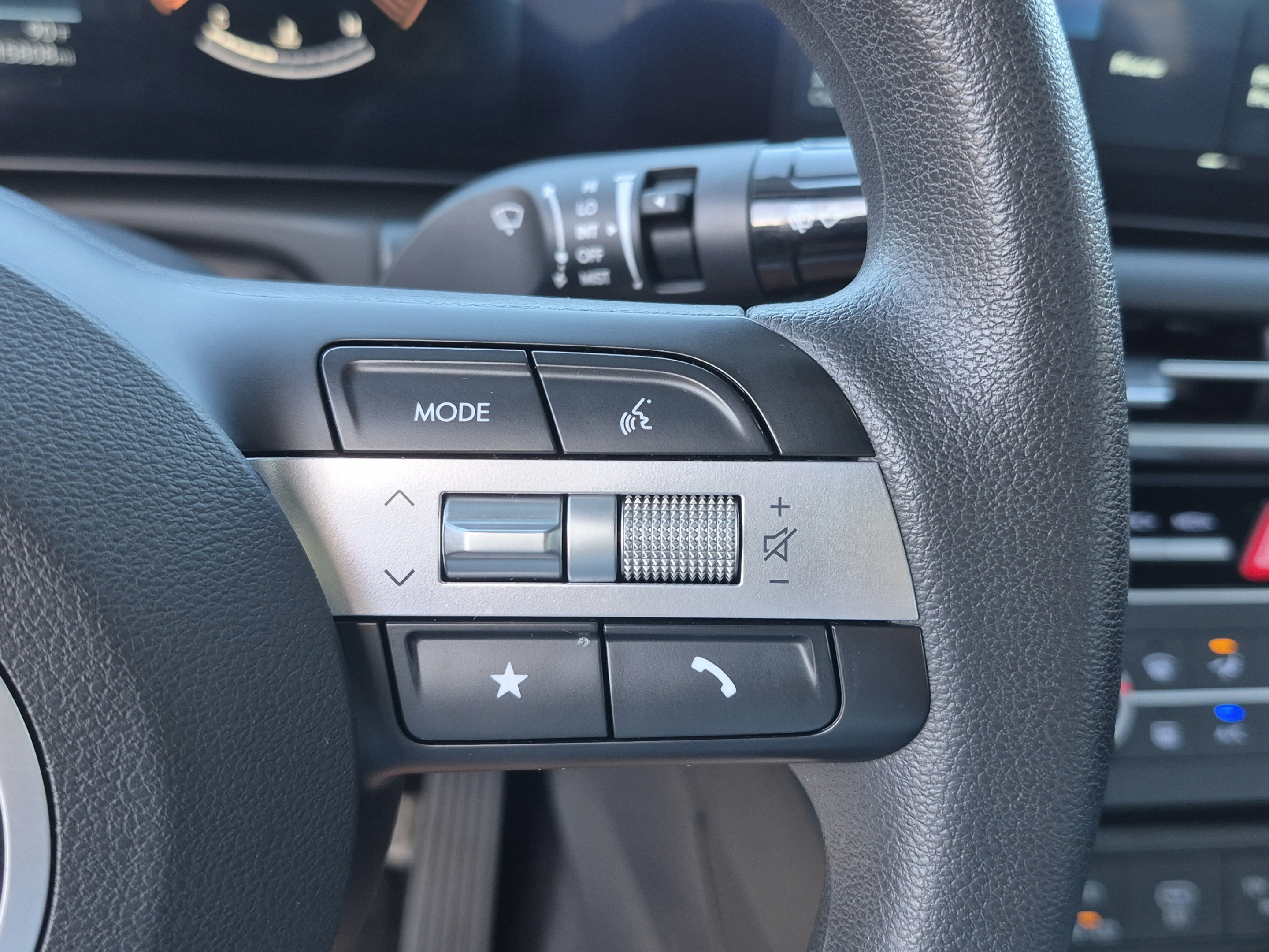 Certified 2025 Hyundai Santa Cruz SE FWD image 28