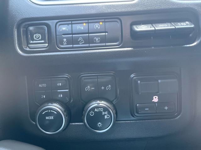 Used 2024 Chevrolet Tahoe Premier AWD/4WD image 17