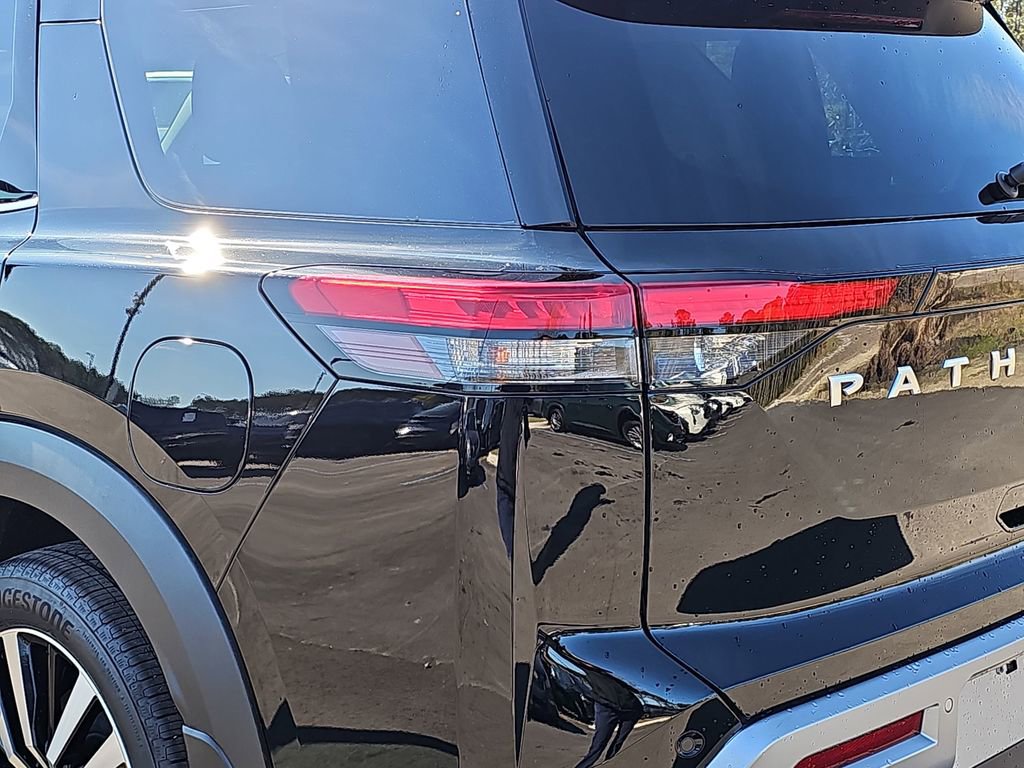 Used 2024 Nissan Pathfinder Platinum w/ Cargo Package image 39