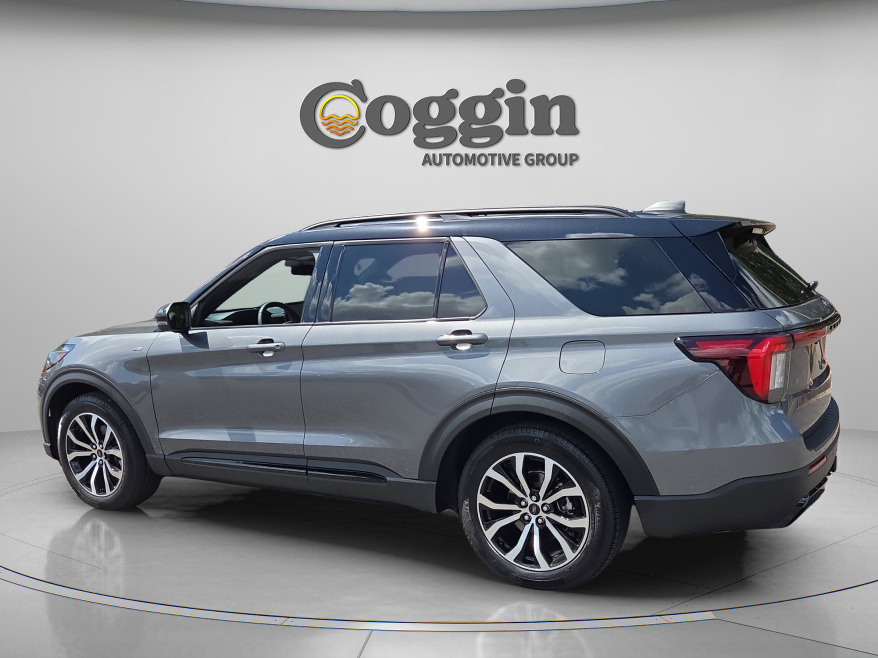 Used 2025 Ford Explorer ST-Line w/ Premium Package RWD image 3