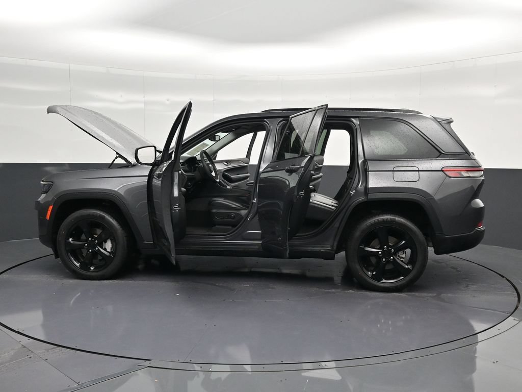 Used 2024 Jeep Grand Cherokee Limited w/ Black Appearance Package AWD/4WD image 44