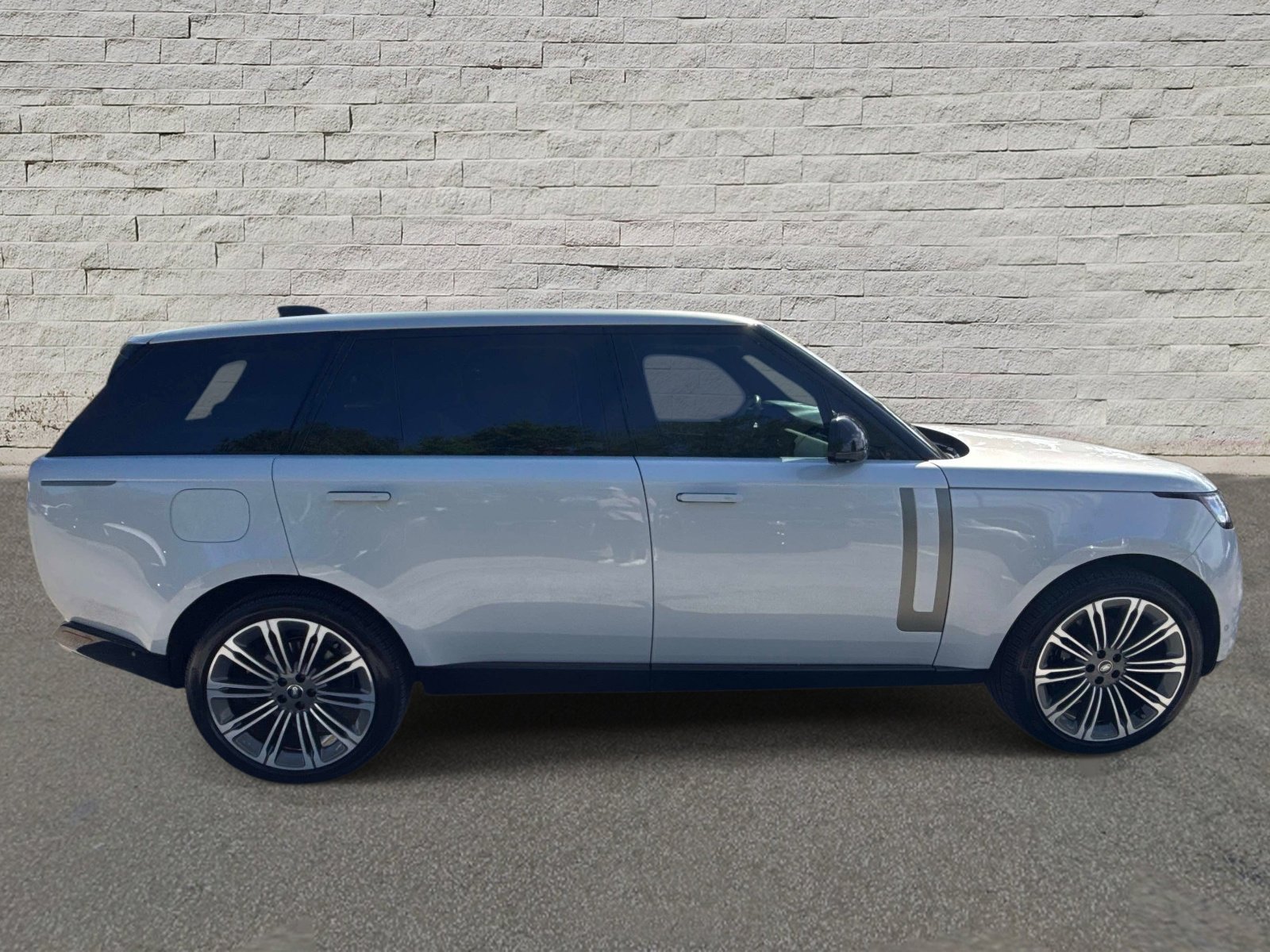 Used 2025 Land Rover Range Rover Long Wheelbase SE AWD/4WD image 4