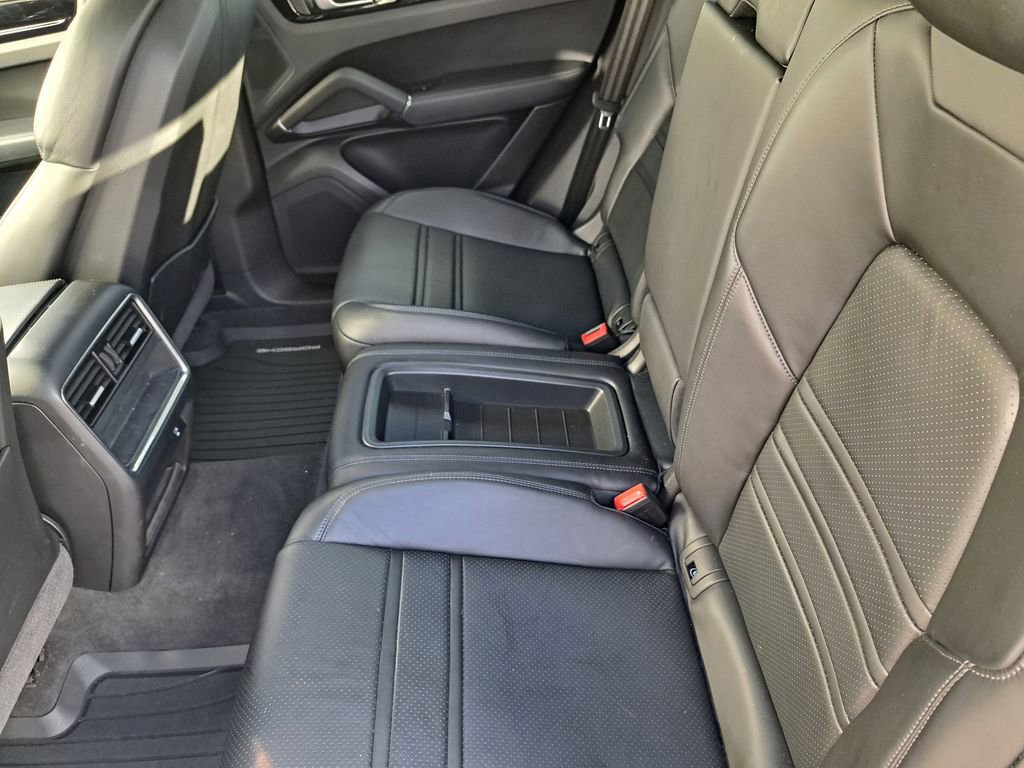 Used 2023 Porsche Cayenne Coupe image 9
