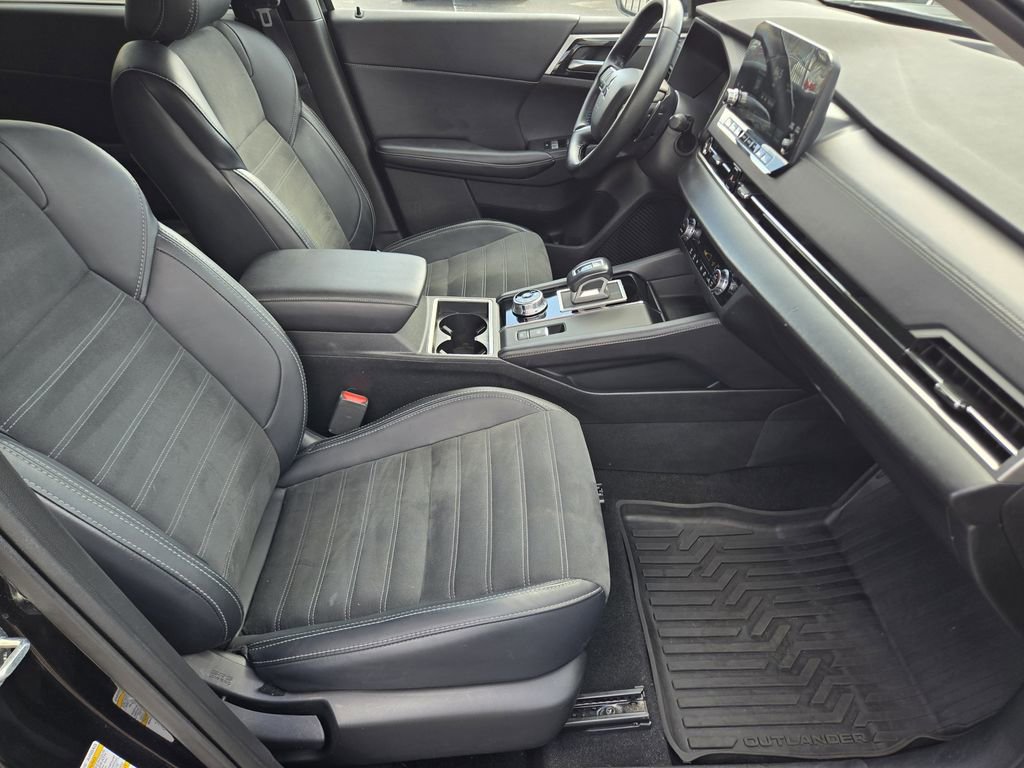 Used 2024 Mitsubishi Outlander SE Black Edition image 15