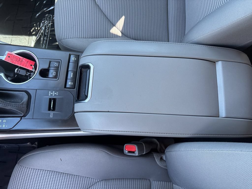 Used 2021 Toyota Highlander LE FWD image 35