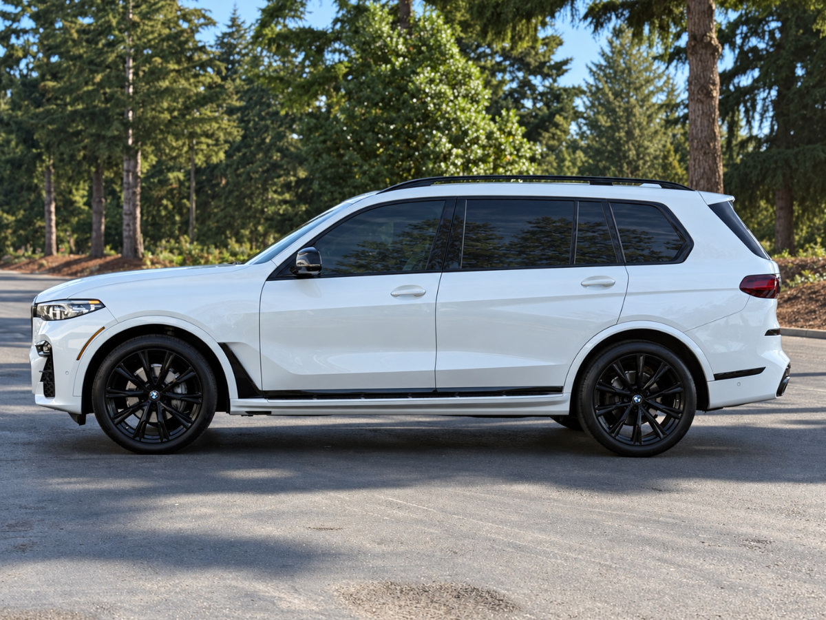 Used 2022 BMW X7 xDrive40i w/ M Sport Package AWD/4WD image 7