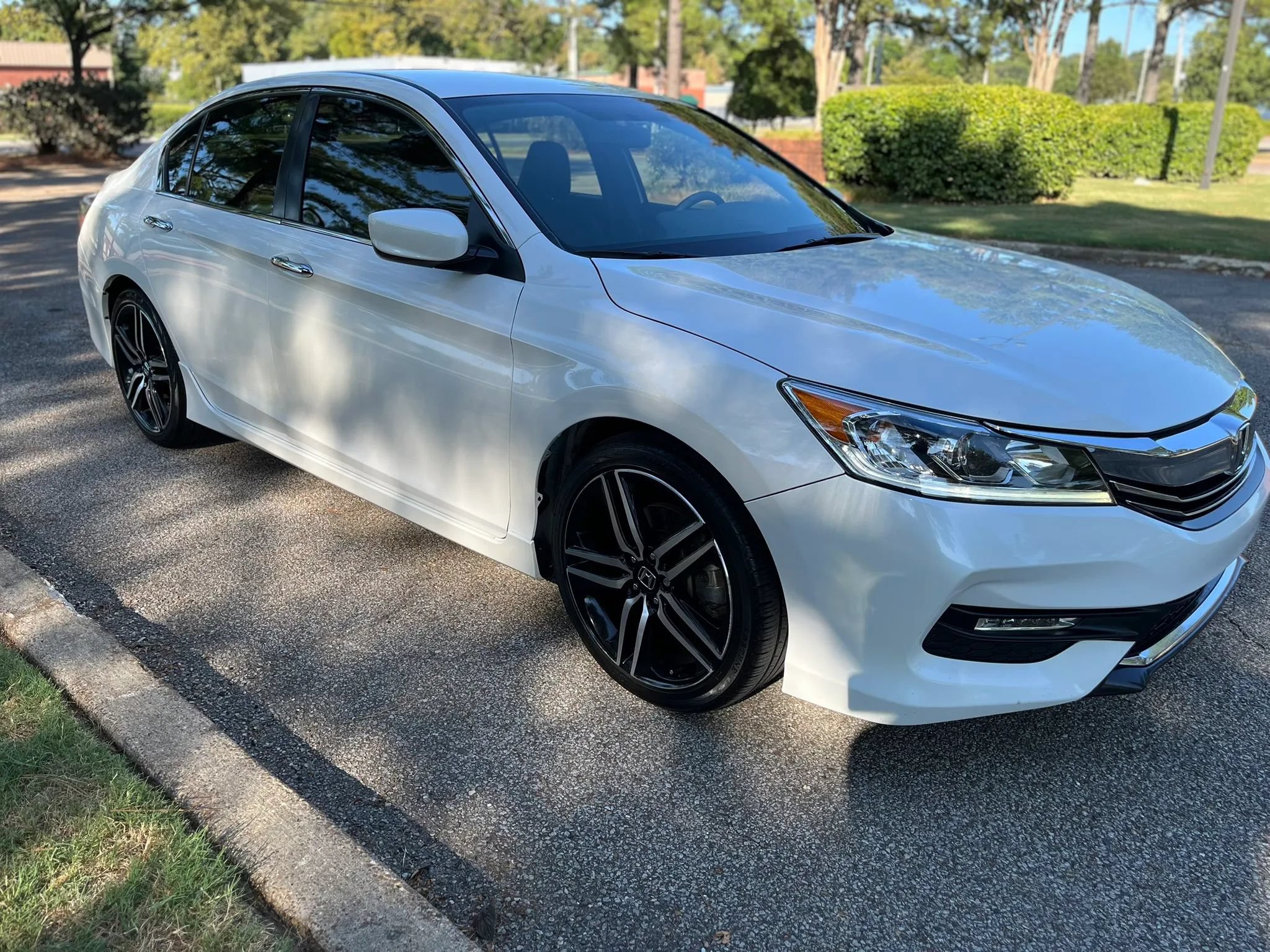 Used 2017 Honda Accord Sport image 7