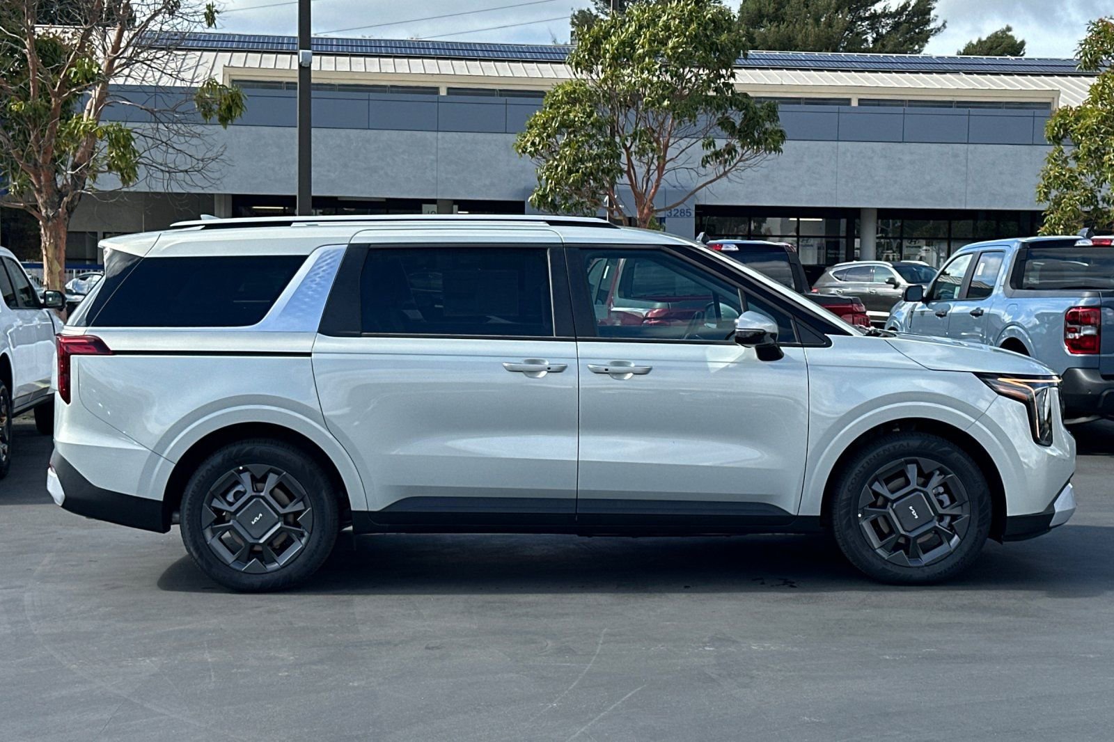 New 2026 Kia Carnival EX FWD image 3