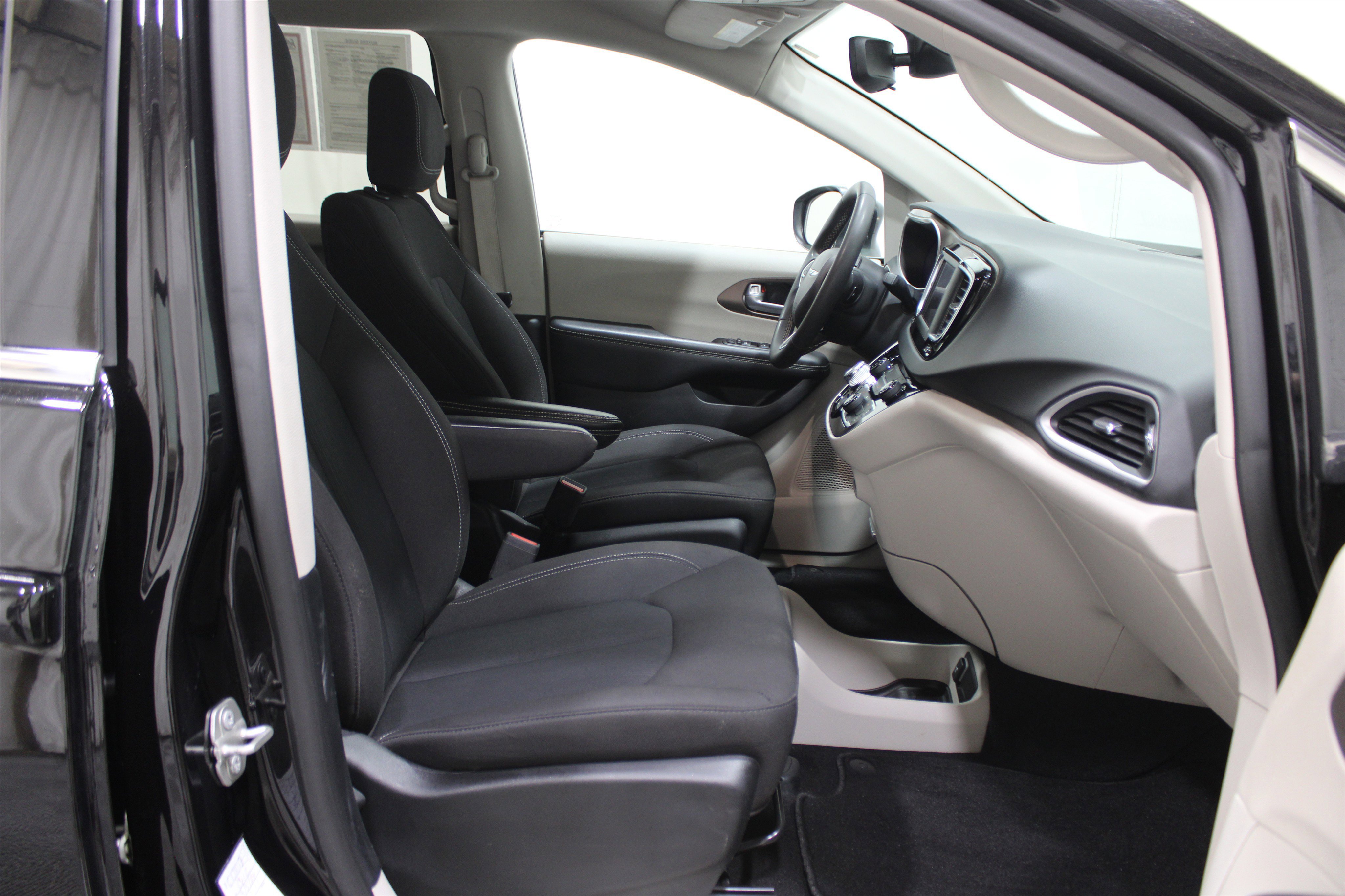 Used 2024 Chrysler Voyager LX image 32