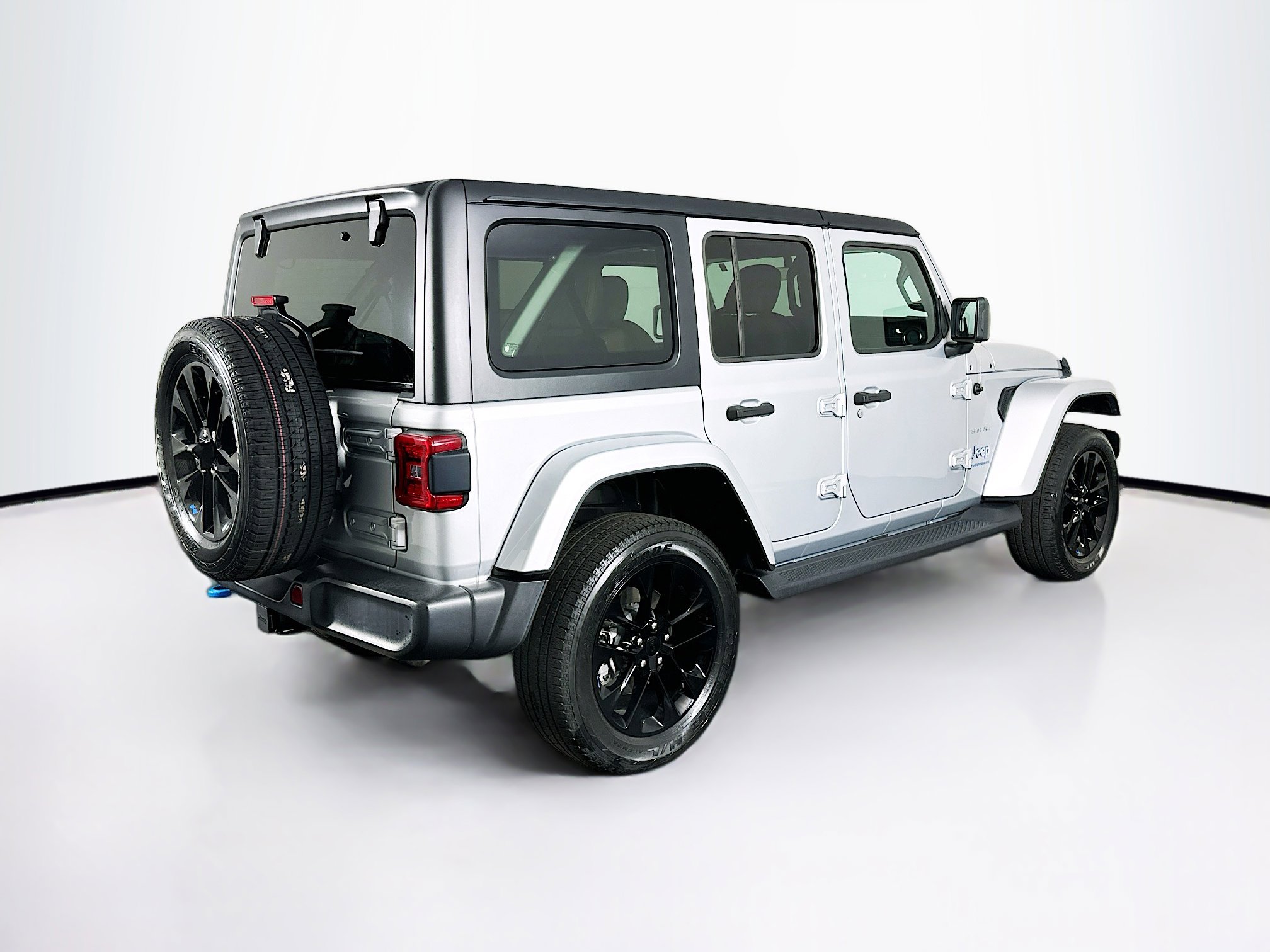 Used 2023 Jeep Wrangler Unlimited Sahara w/ Cold Weather Group AWD/4WD image 9