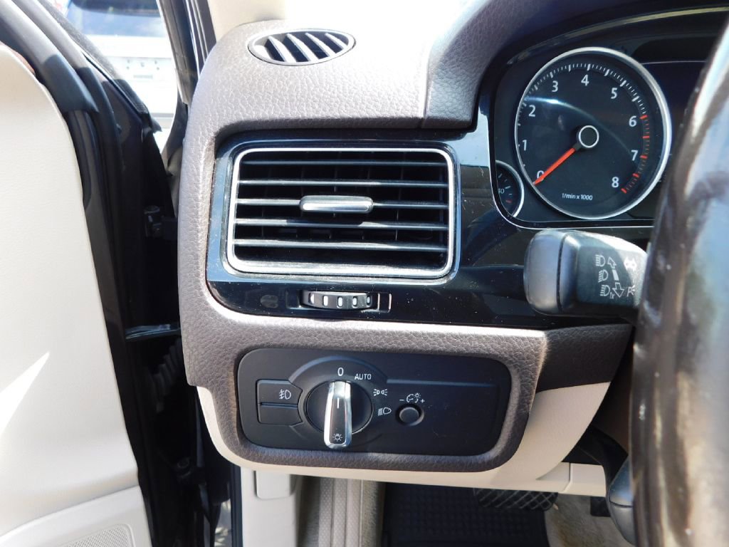 Used 2013 Volkswagen Touareg Sport image 31