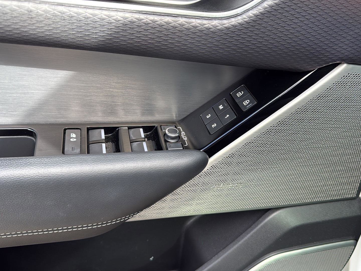 Used 2021 Land Rover Range Rover Velar R-Dynamic S image 12