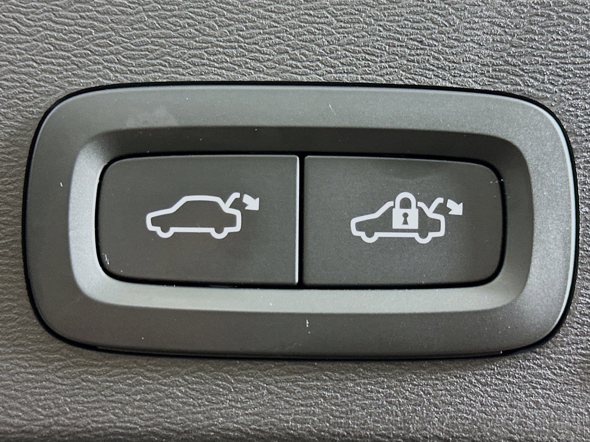 Used 2022 Volvo XC40 P8 Recharge Plus image 30