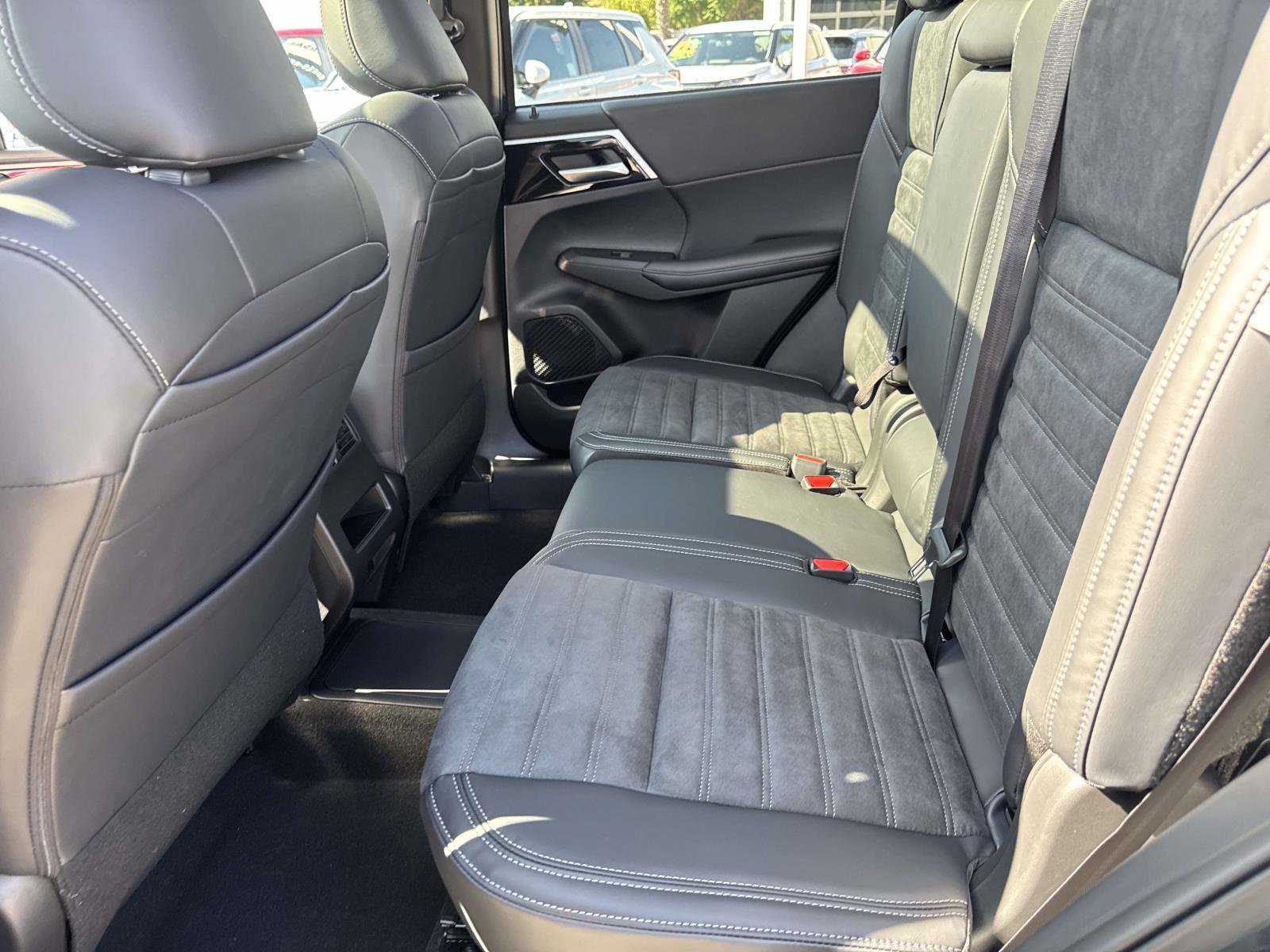 New 2025 Mitsubishi Outlander 4WD Plug-In Hybrid image 13