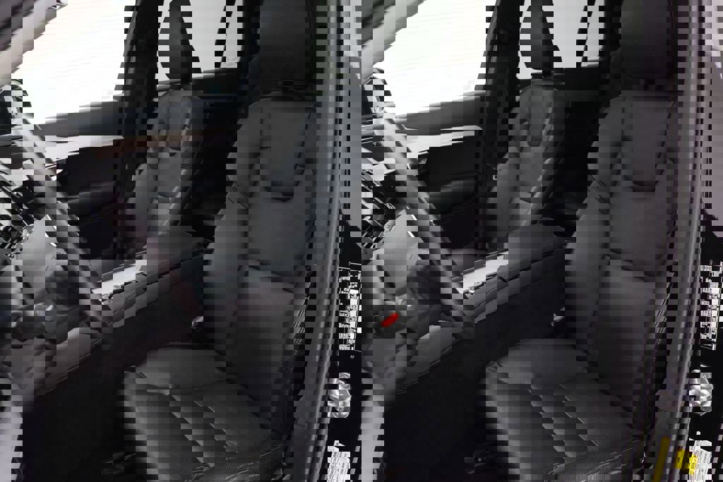 Used 2016 Volvo XC90 T8 Momentum w/ Vision Package AWD/4WD image 17