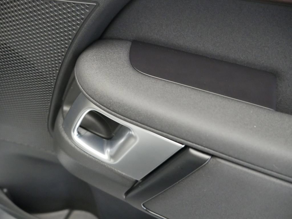 Used 2025 Land Rover Discovery Dynamic SE image 32