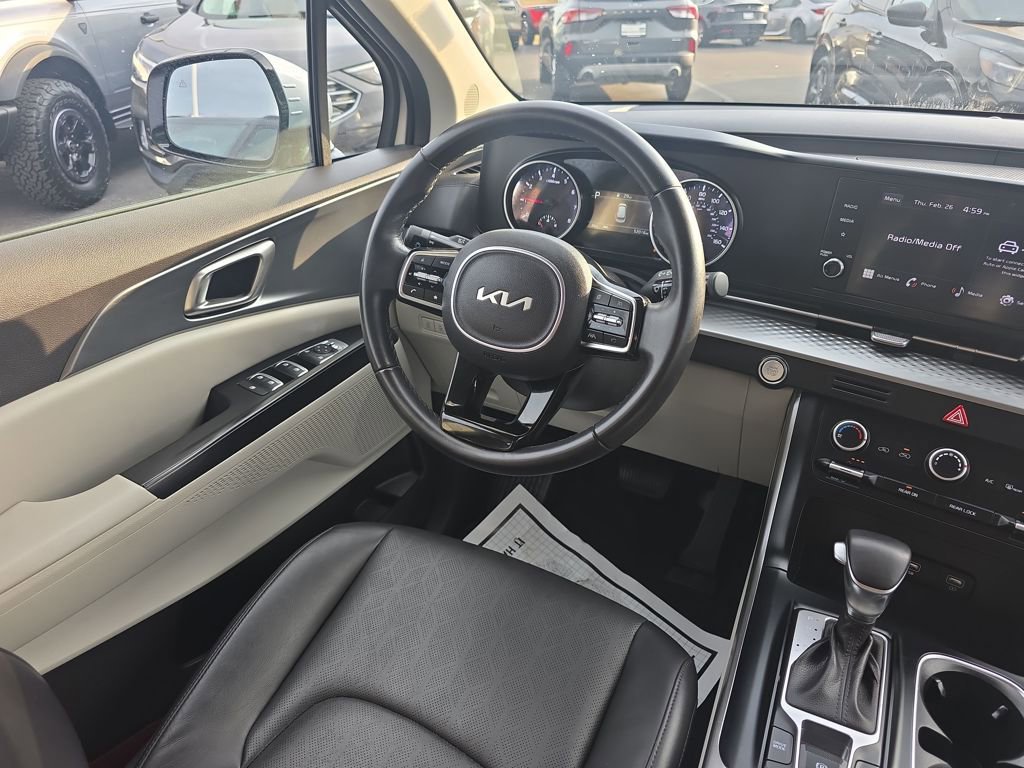 Used 2023 Kia Carnival LX image 18