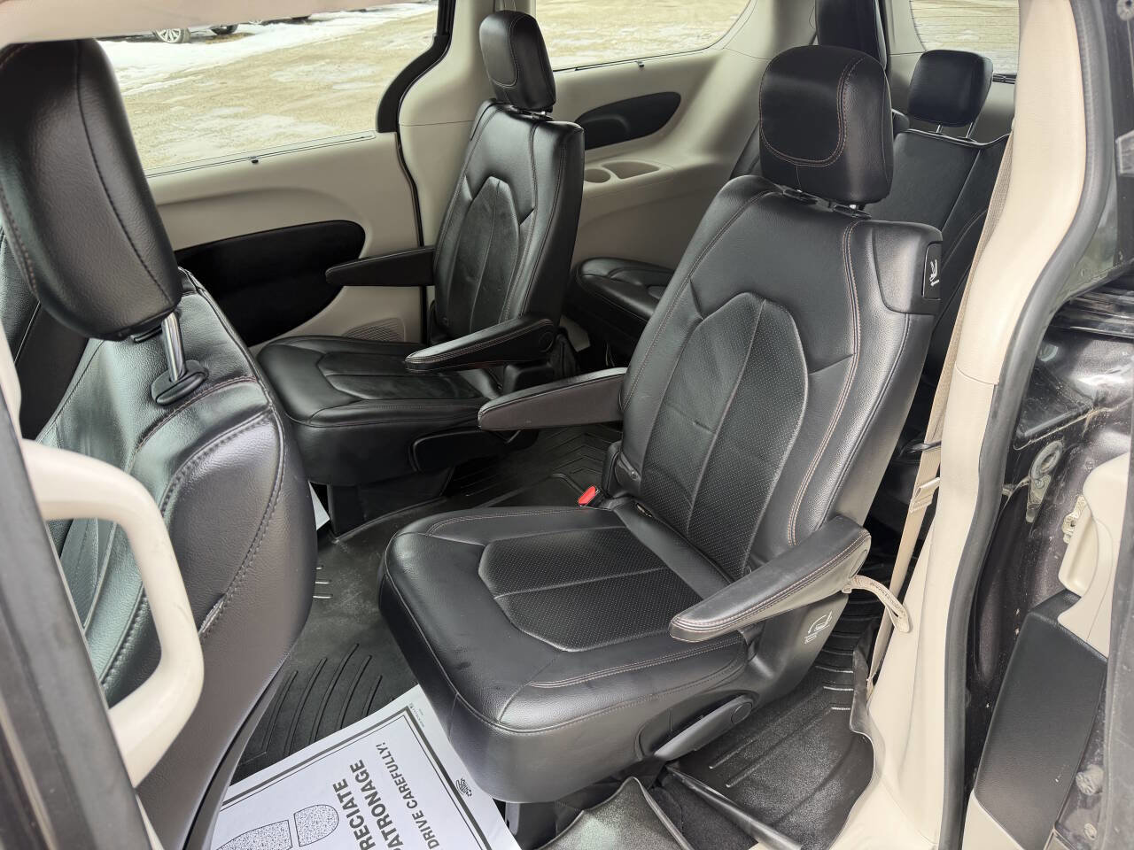 Used 2018 Chrysler Pacifica Touring-L image 17