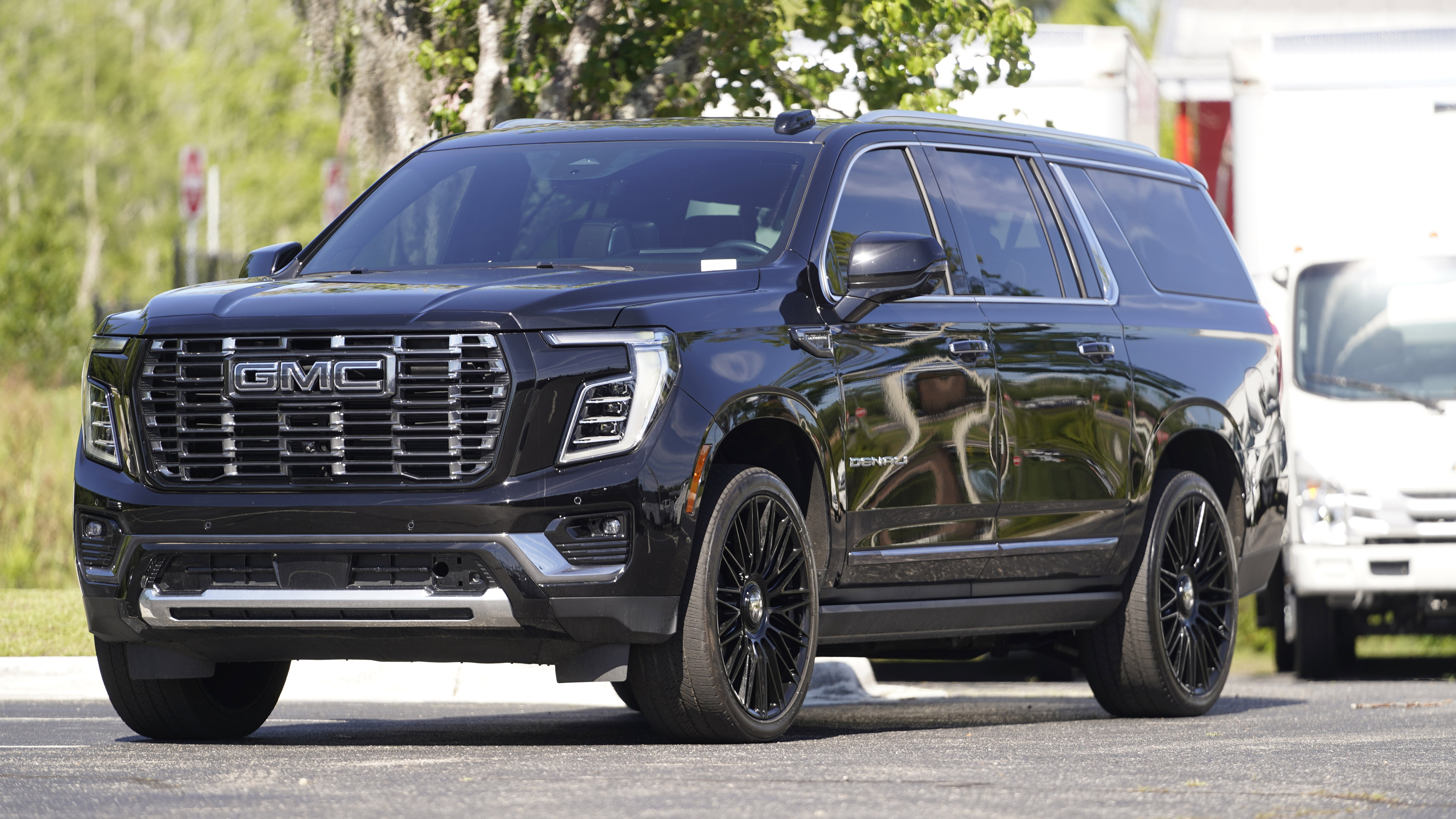 Used 2025 GMC Yukon XL Denali Ultimate AWD/4WD image 39