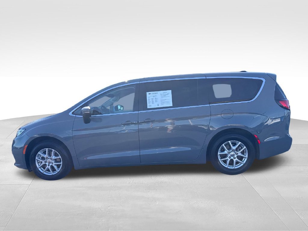 Used 2023 Chrysler Pacifica Touring-L FWD image 2