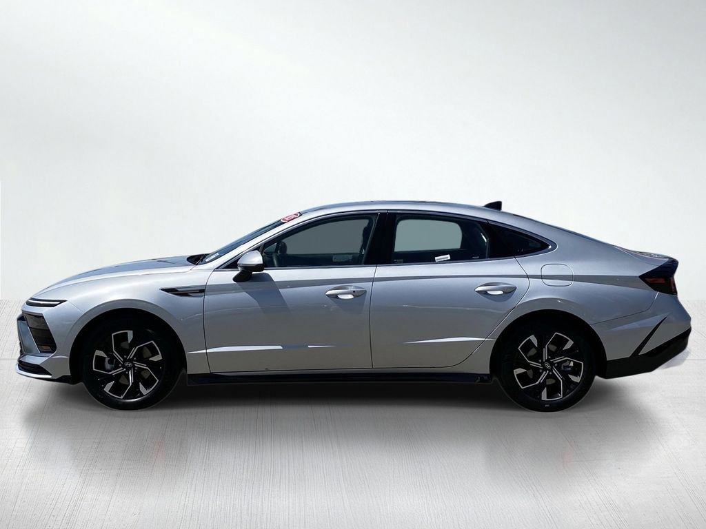 Used 2025 Hyundai Sonata SEL FWD image 2