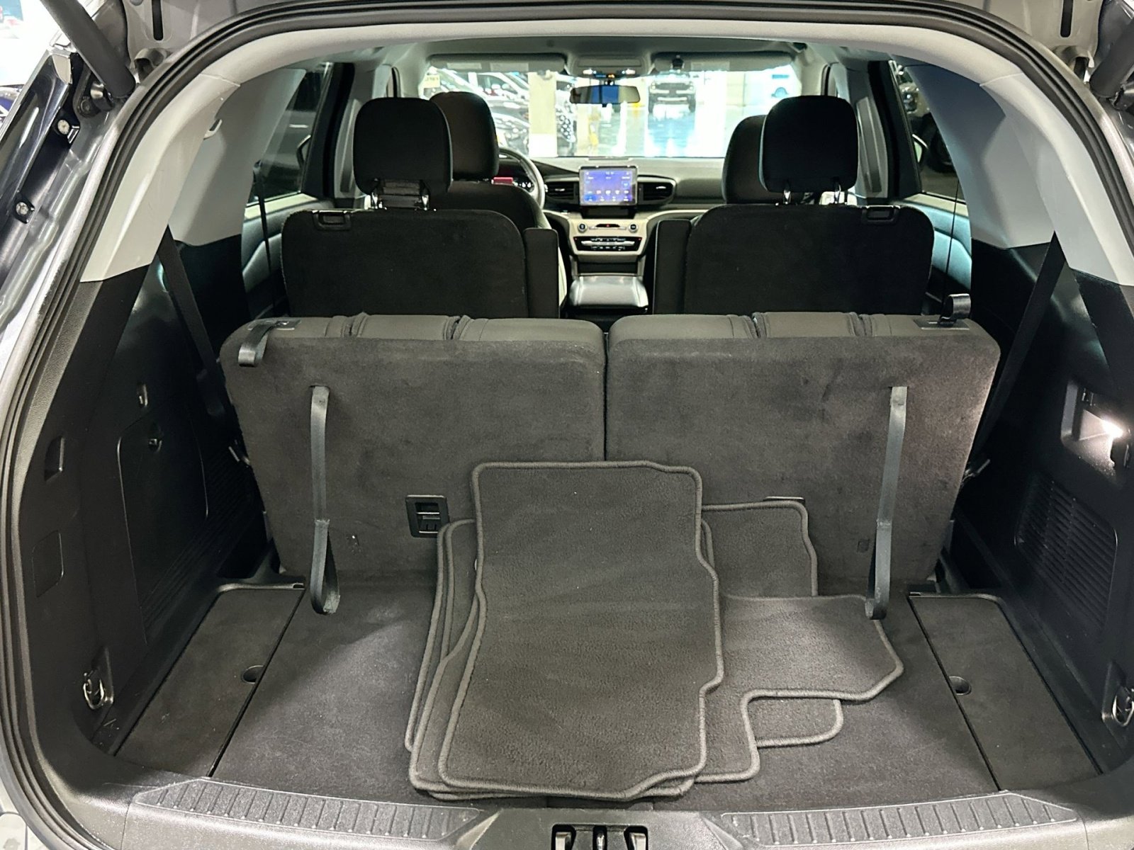 Used 2022 Ford Explorer XLT image 32