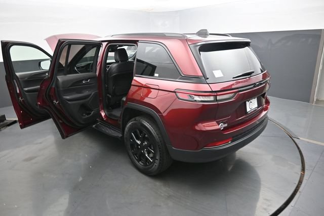 Used 2025 Jeep Grand Cherokee Altitude AWD/4WD image 40