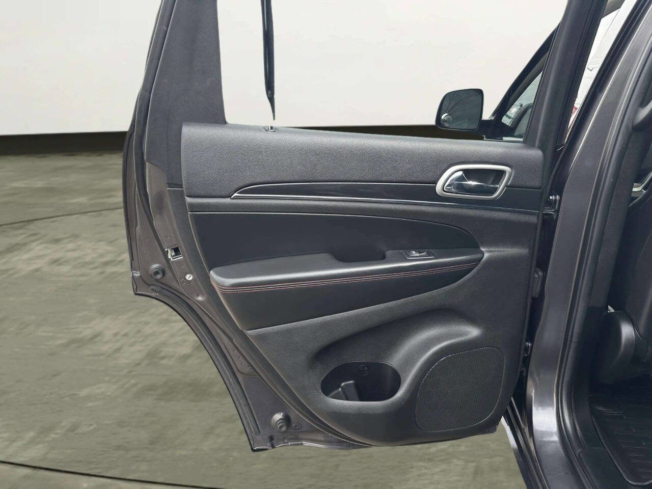 Used 2018 Jeep Grand Cherokee Trailhawk w/ Trailhawk Luxury Group AWD/4WD image 12