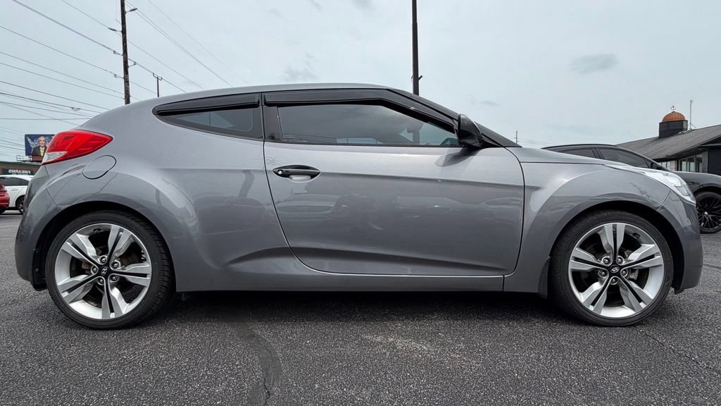 Used 2017 Hyundai Veloster Value Edition FWD image 9