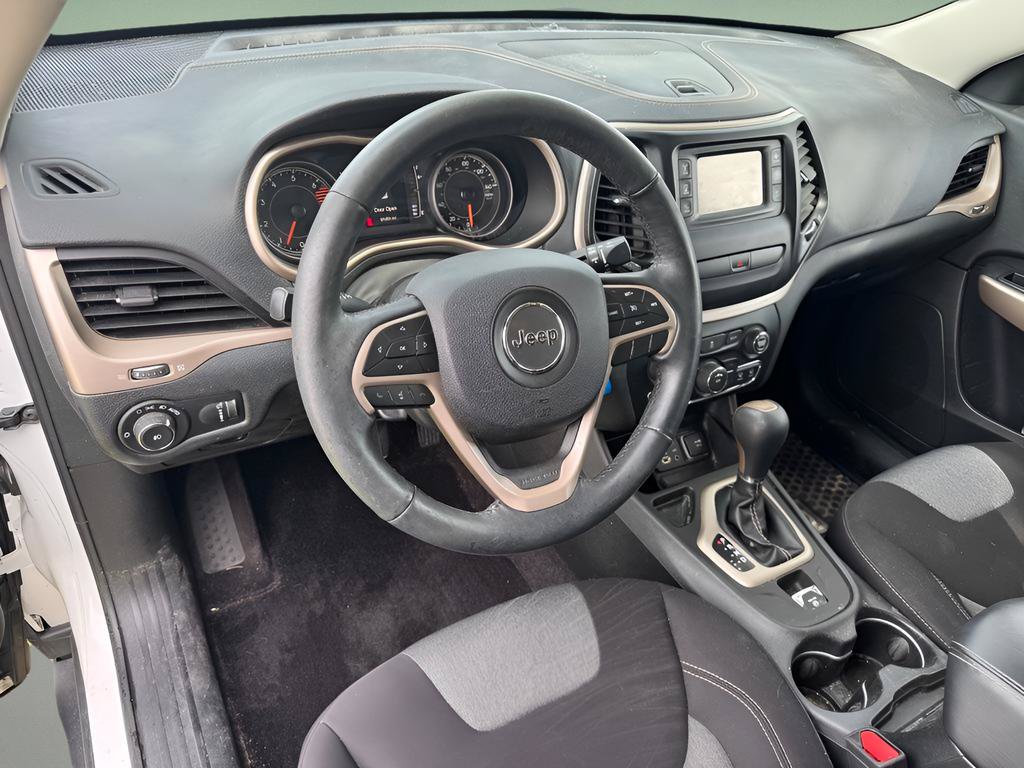 Used 2018 Jeep Cherokee Latitude w/ Altitude Package FWD image 21