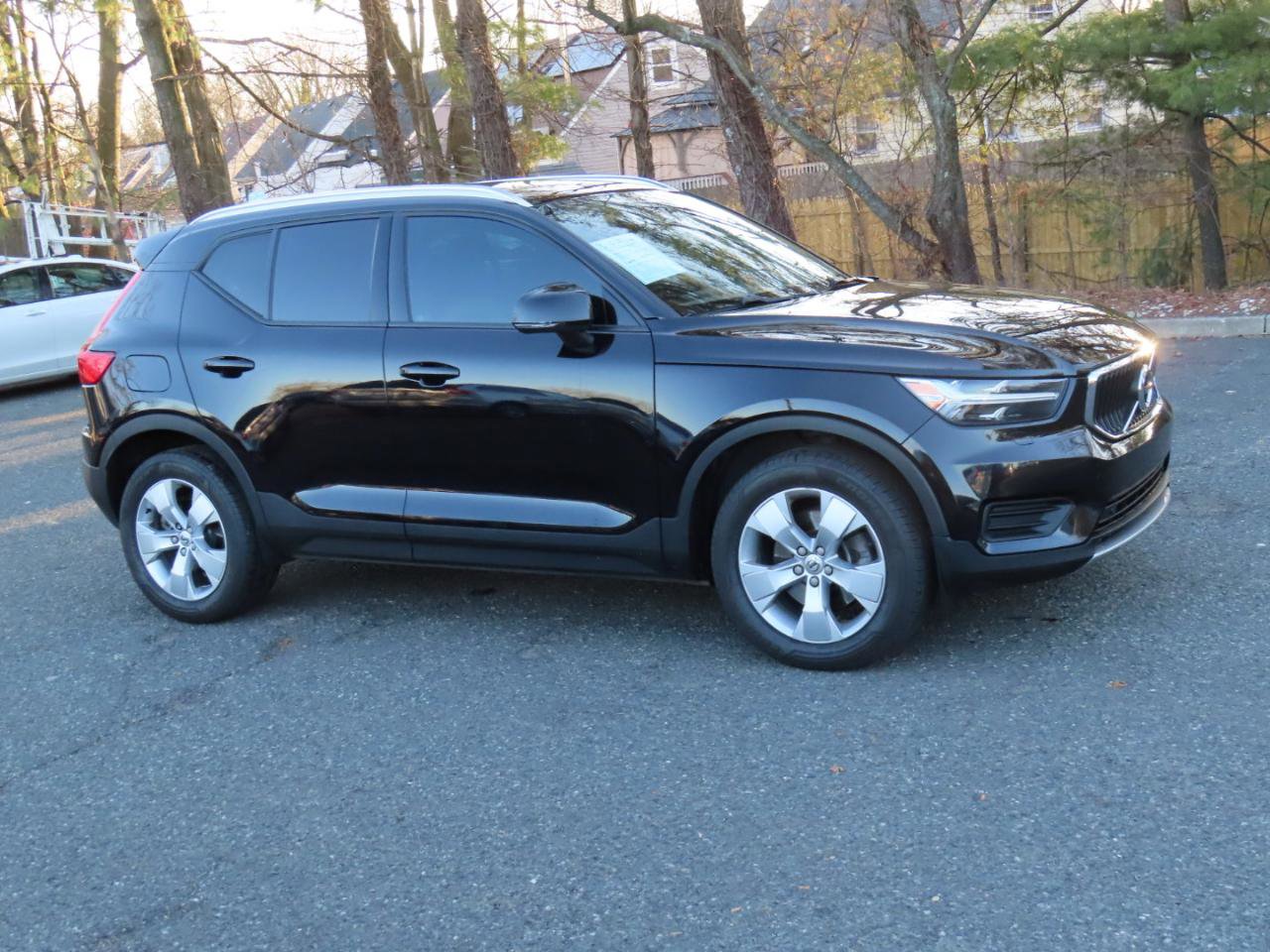 Used 2022 Volvo XC40 T5 Momentum image 21