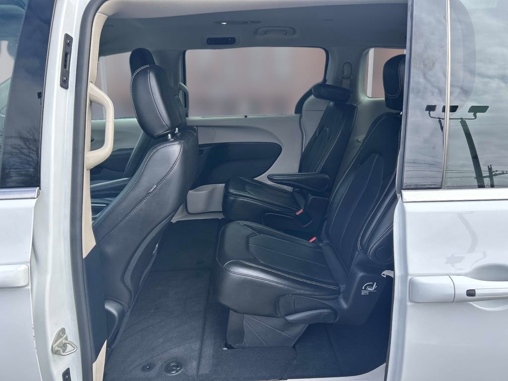 Used 2024 Chrysler Pacifica Touring-L image 12